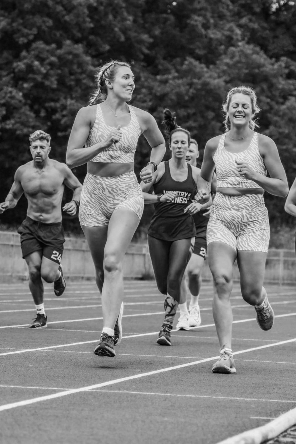 Des athlètes effectuant un tour de piste de 400 m sur la piste d'athlétisme