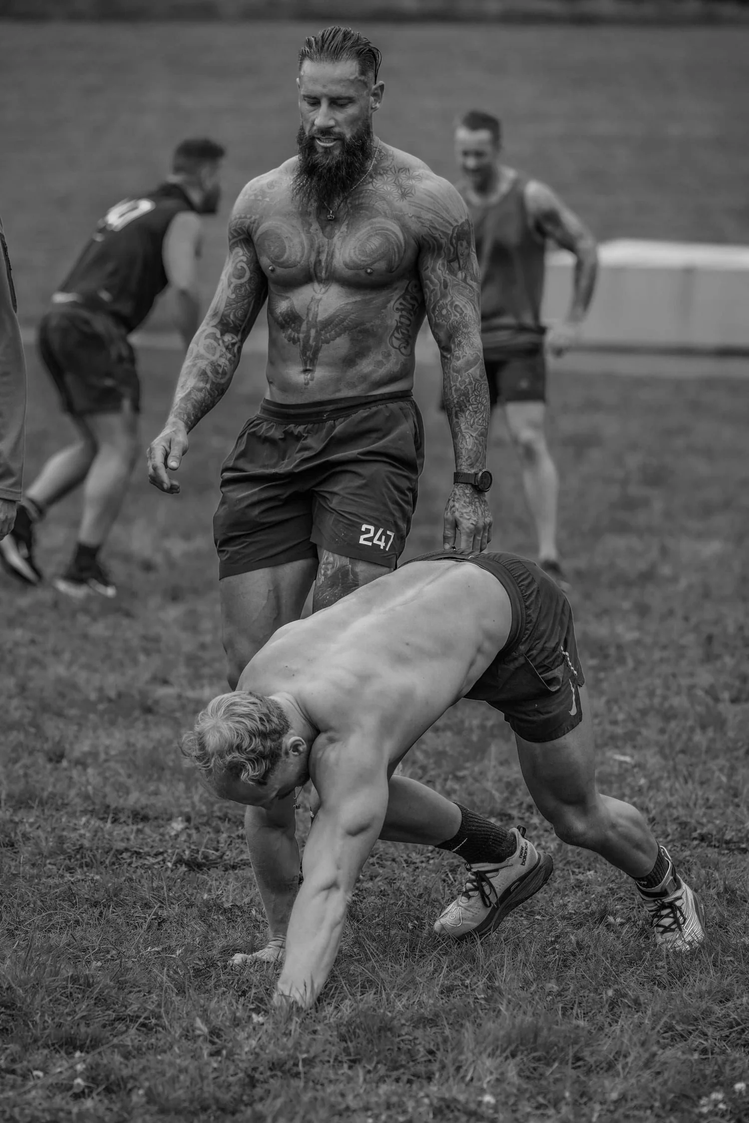 Un athlète effectuant un « bear crawl » le long de la piste de 30 mètres lors de l'épreuve « Bear Crawl Labour »