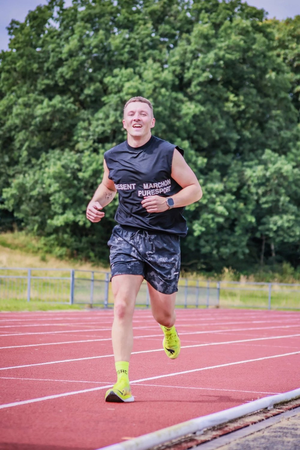 Des athlètes qui courent entre les « Journeys » et les « Labours » sur une piste d'athlétisme