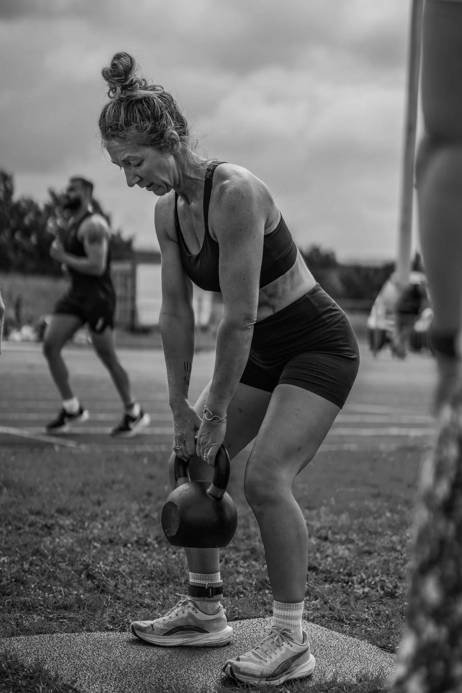 Athlète effectuant des soulevés de terre avec kettlebell lors de l'épreuve de soulevé de terre